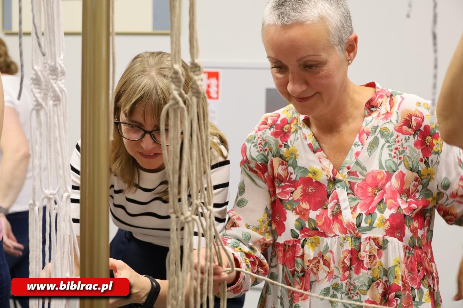 Zdjęcie w galerii na portalu naszraciborz.pl: Biblioteka z pasją: warsztaty makramy w bibliotece wiadomości z regionu