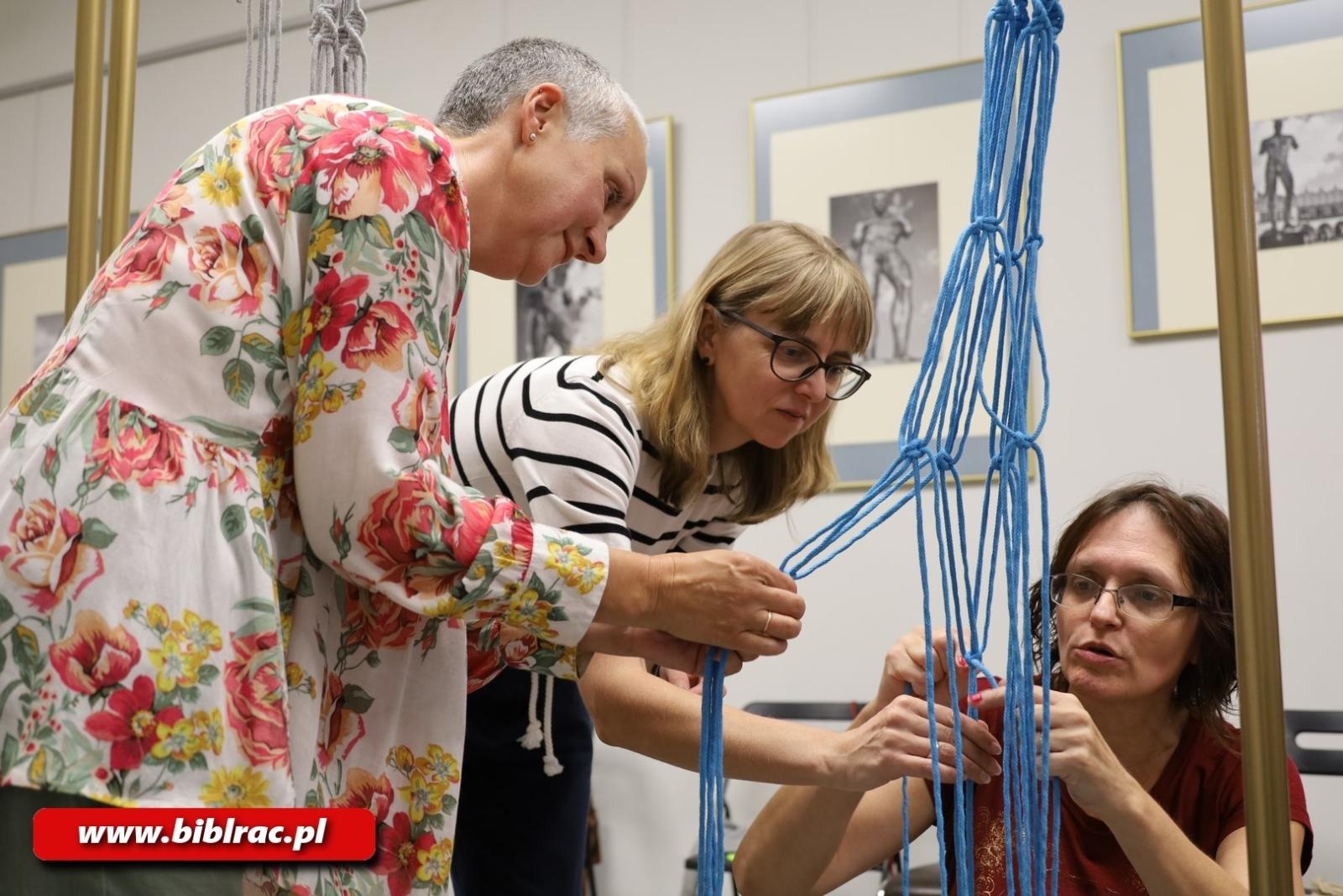 Zdjęcie w galerii na portalu naszraciborz.pl: Biblioteka z pasją: warsztaty makramy w bibliotece wiadomości z regionu