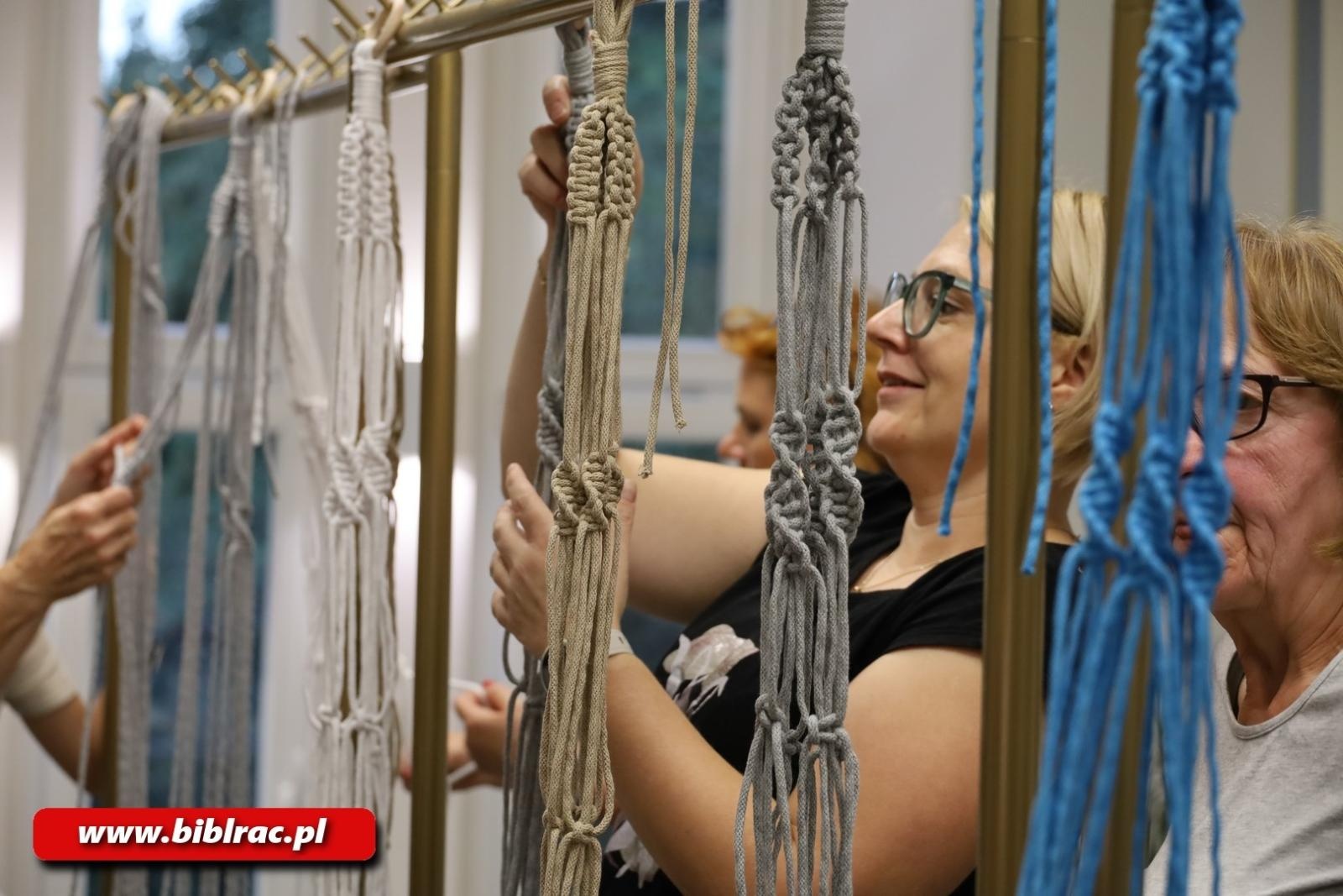 Zdjęcie w galerii na portalu naszraciborz.pl: Biblioteka z pasją: warsztaty makramy w bibliotece wiadomości z regionu