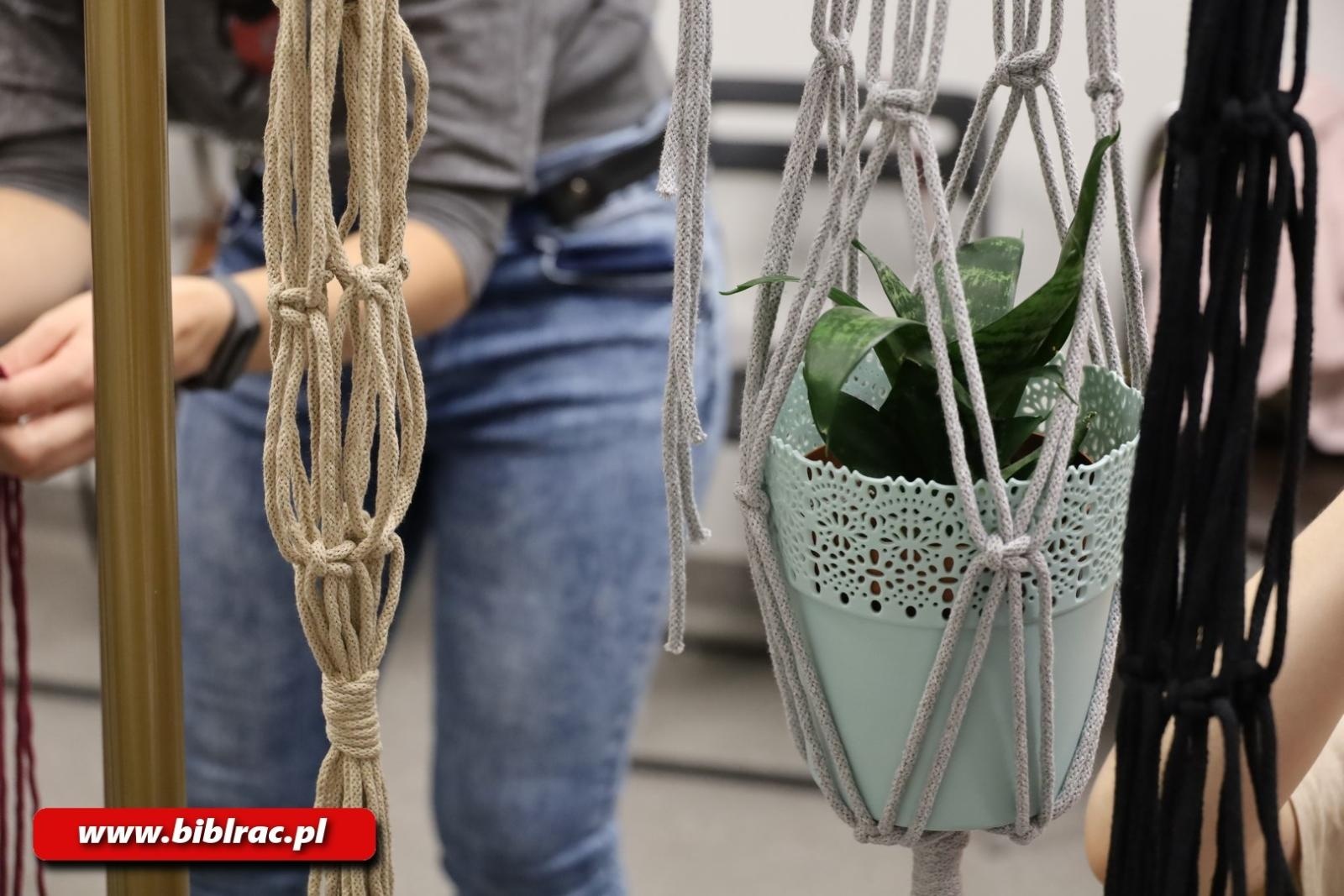 Zdjęcie w galerii na portalu naszraciborz.pl: Biblioteka z pasją: warsztaty makramy w bibliotece wiadomości z regionu