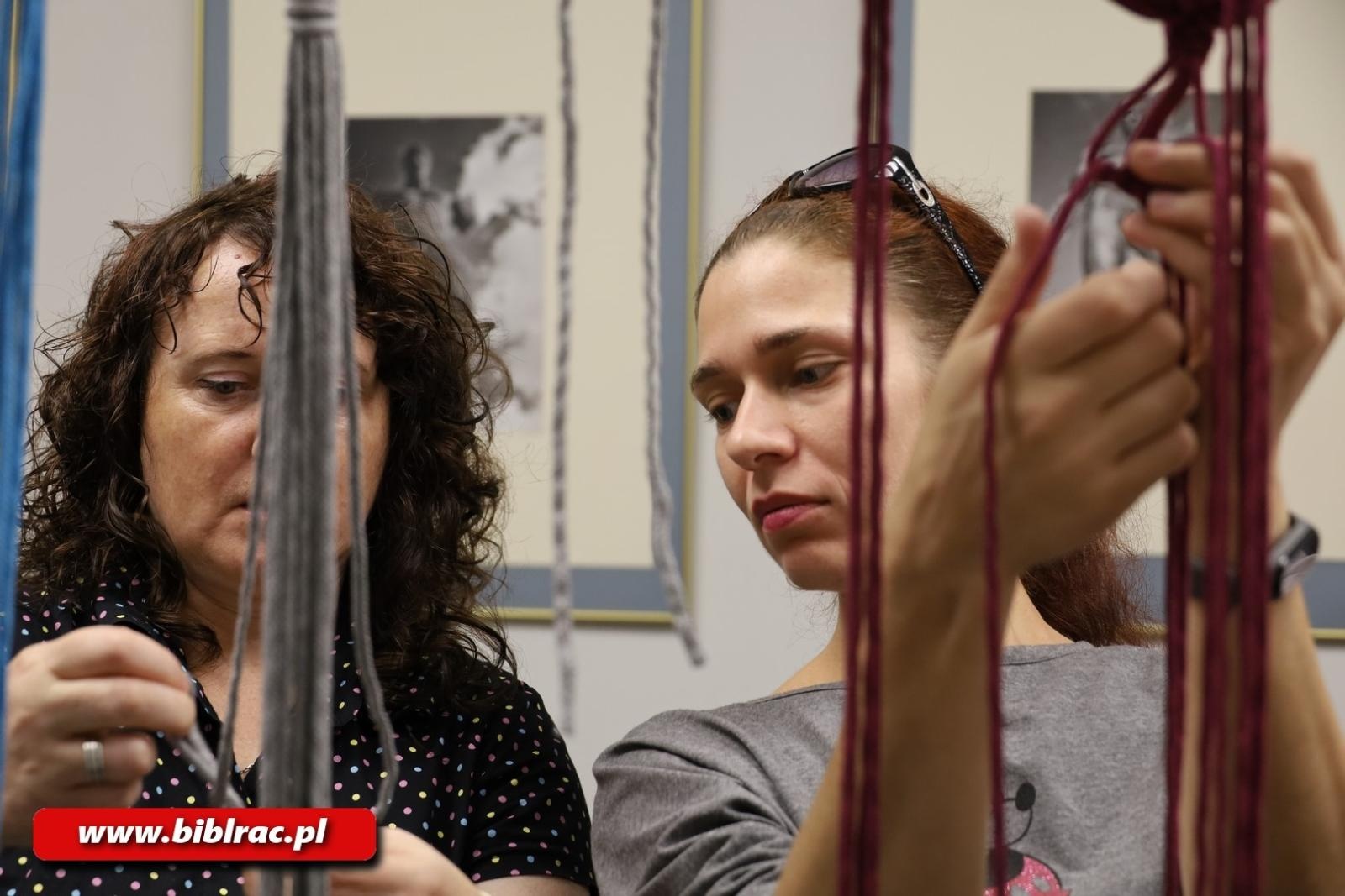 Zdjęcie w galerii na portalu naszraciborz.pl: Biblioteka z pasją: warsztaty makramy w bibliotece wiadomości z regionu