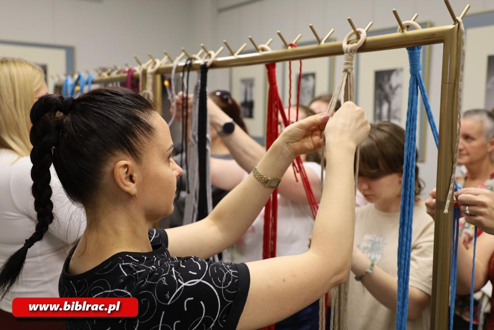 Zdjęcie w galerii na portalu naszraciborz.pl: Biblioteka z pasją: warsztaty makramy w bibliotece wiadomości z regionu