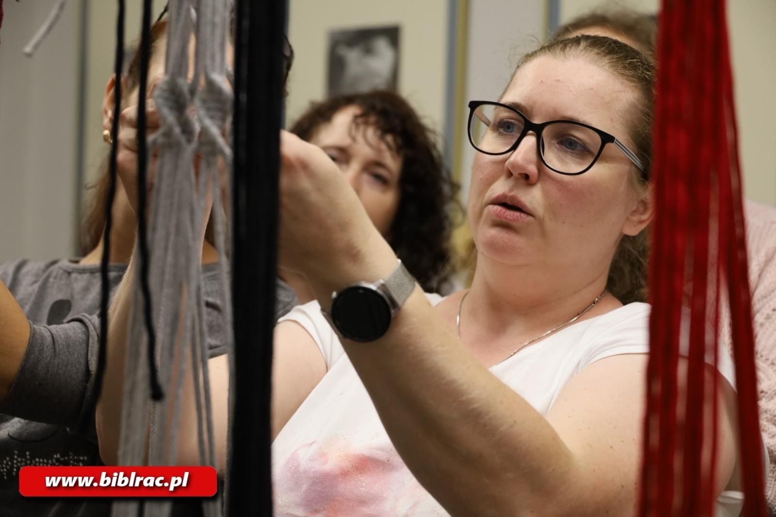 Zdjęcie w galerii na portalu naszraciborz.pl: Biblioteka z pasją: warsztaty makramy w bibliotece wiadomości z regionu