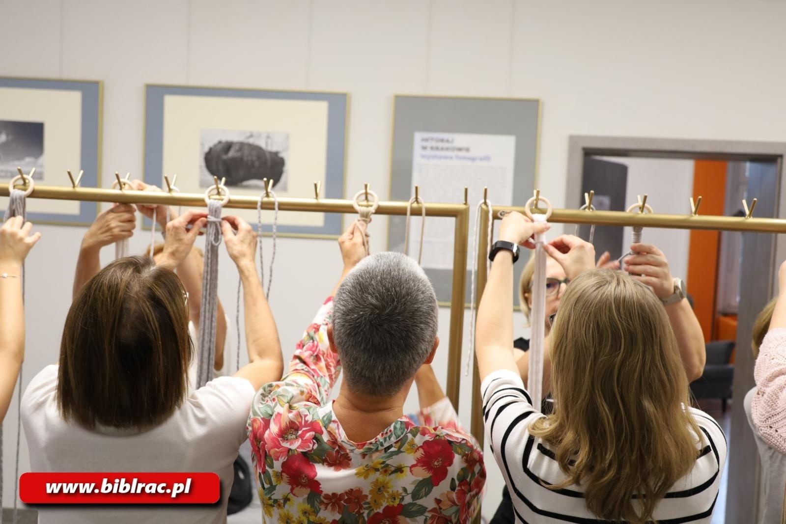 Zdjęcie w galerii na portalu naszraciborz.pl: Biblioteka z pasją: warsztaty makramy w bibliotece wiadomości z regionu