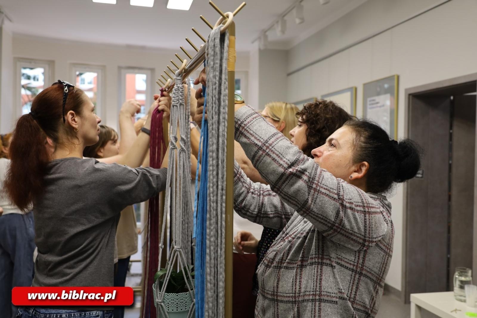 Zdjęcie w galerii na portalu naszraciborz.pl: Biblioteka z pasją: warsztaty makramy w bibliotece wiadomości z regionu