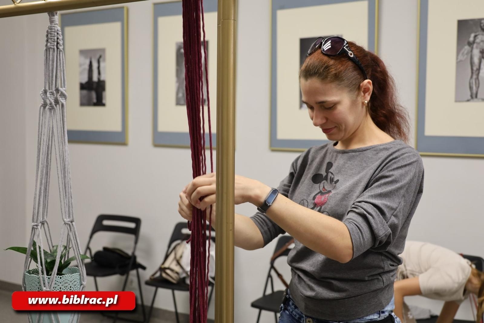Zdjęcie w galerii na portalu naszraciborz.pl: Biblioteka z pasją: warsztaty makramy w bibliotece wiadomości z regionu