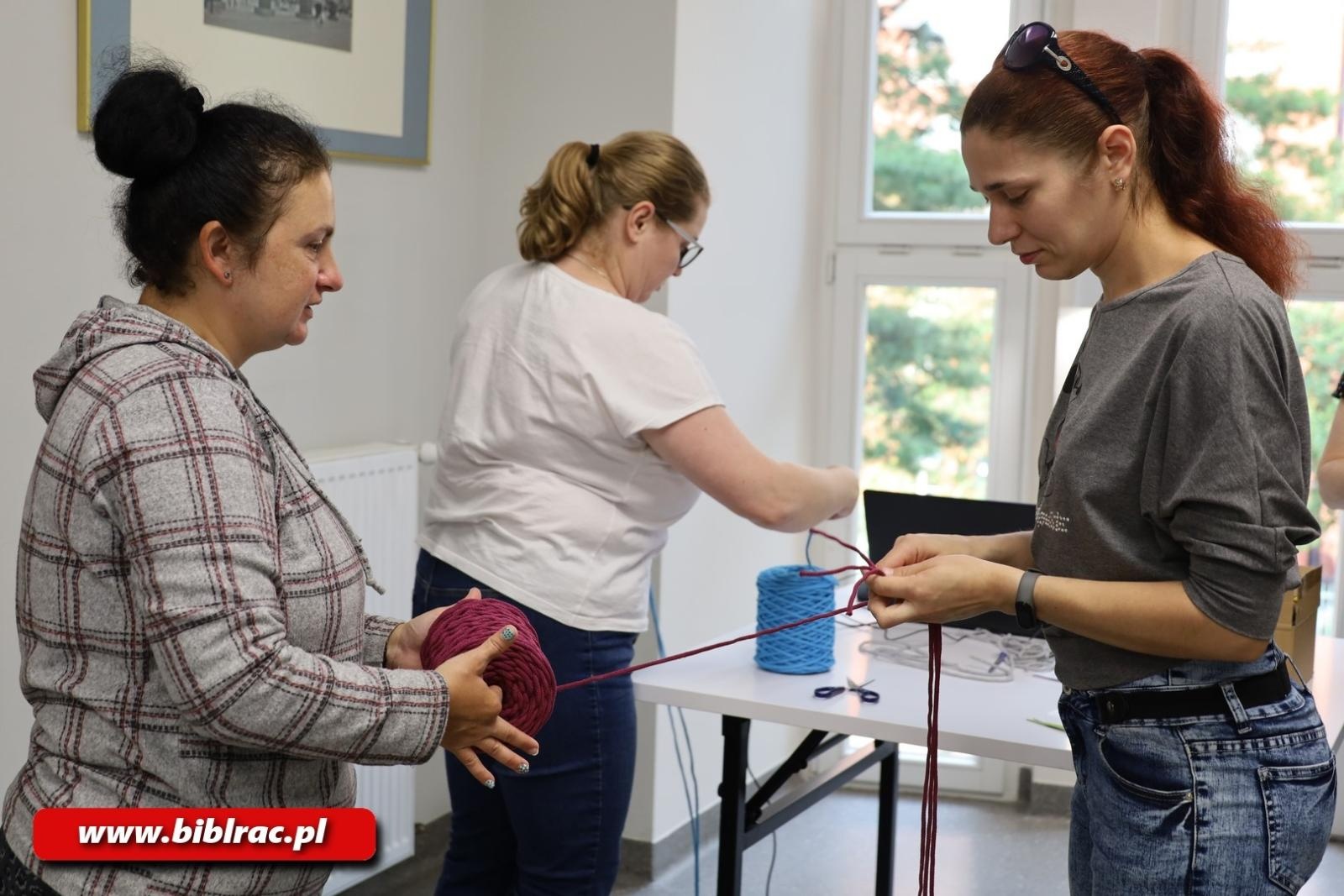 Zdjęcie w galerii na portalu naszraciborz.pl: Biblioteka z pasją: warsztaty makramy w bibliotece wiadomości z regionu