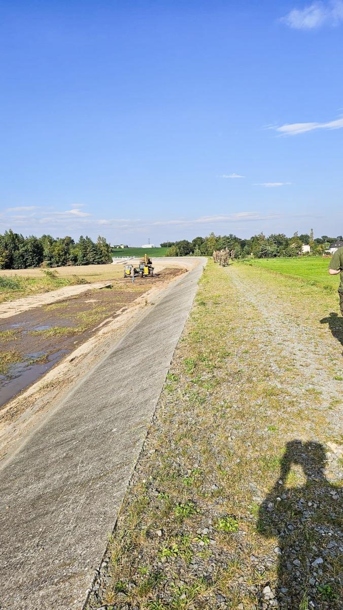 Zdjęcie w galerii na portalu naszraciborz.pl: Armia spisała się na medal. Żołnierze podwinęli rękawy i usuwali skutki wezbrania wiadomości z regionu