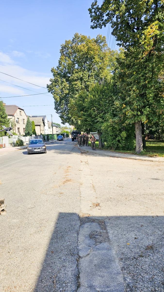 Zdjęcie w galerii na portalu naszraciborz.pl: Armia spisała się na medal. Żołnierze podwinęli rękawy i usuwali skutki wezbrania wiadomości z regionu