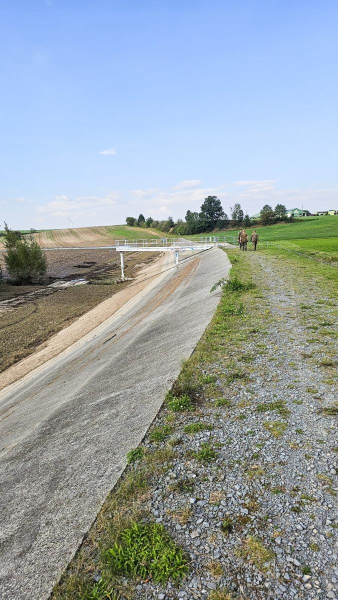 Zdjęcie w galerii na portalu naszraciborz.pl: Armia spisała się na medal. Żołnierze podwinęli rękawy i usuwali skutki wezbrania wiadomości z regionu