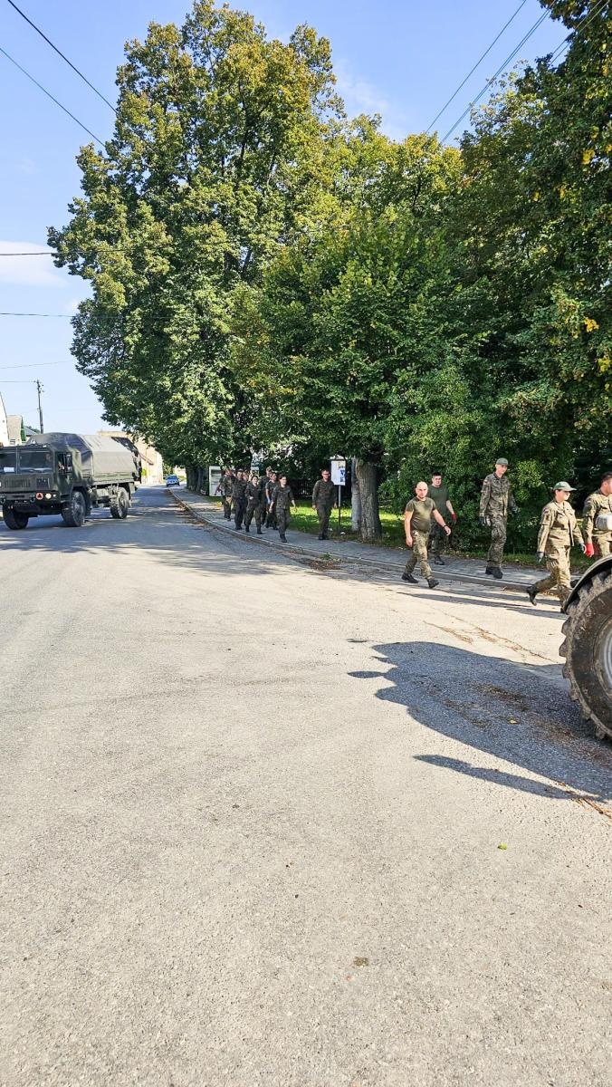 Zdjęcie w galerii na portalu naszraciborz.pl: Armia spisała się na medal. Żołnierze podwinęli rękawy i usuwali skutki wezbrania wiadomości z regionu