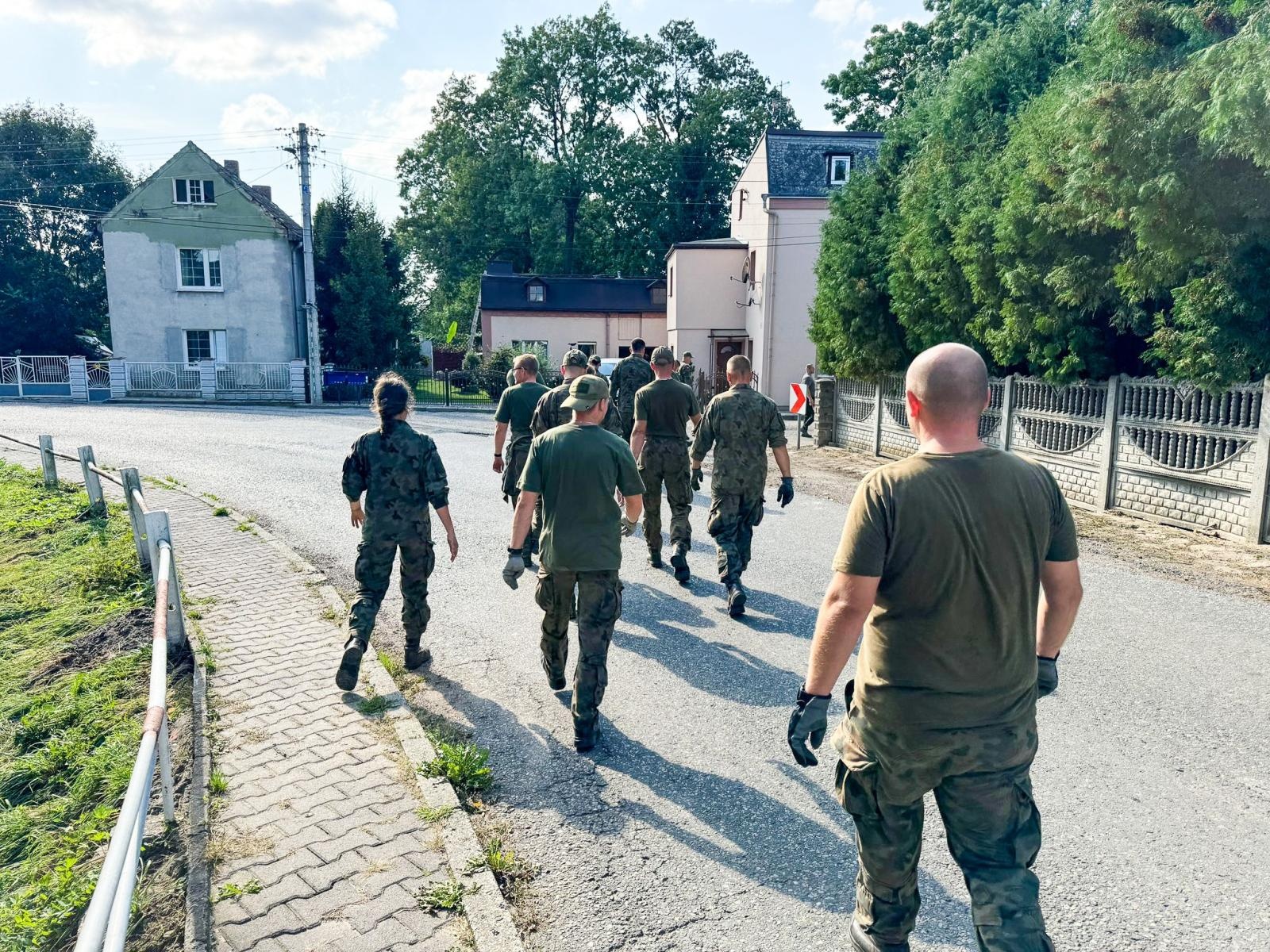 Zdjęcie w galerii na portalu naszraciborz.pl: Armia spisała się na medal. Żołnierze podwinęli rękawy i usuwali skutki wezbrania wiadomości z regionu