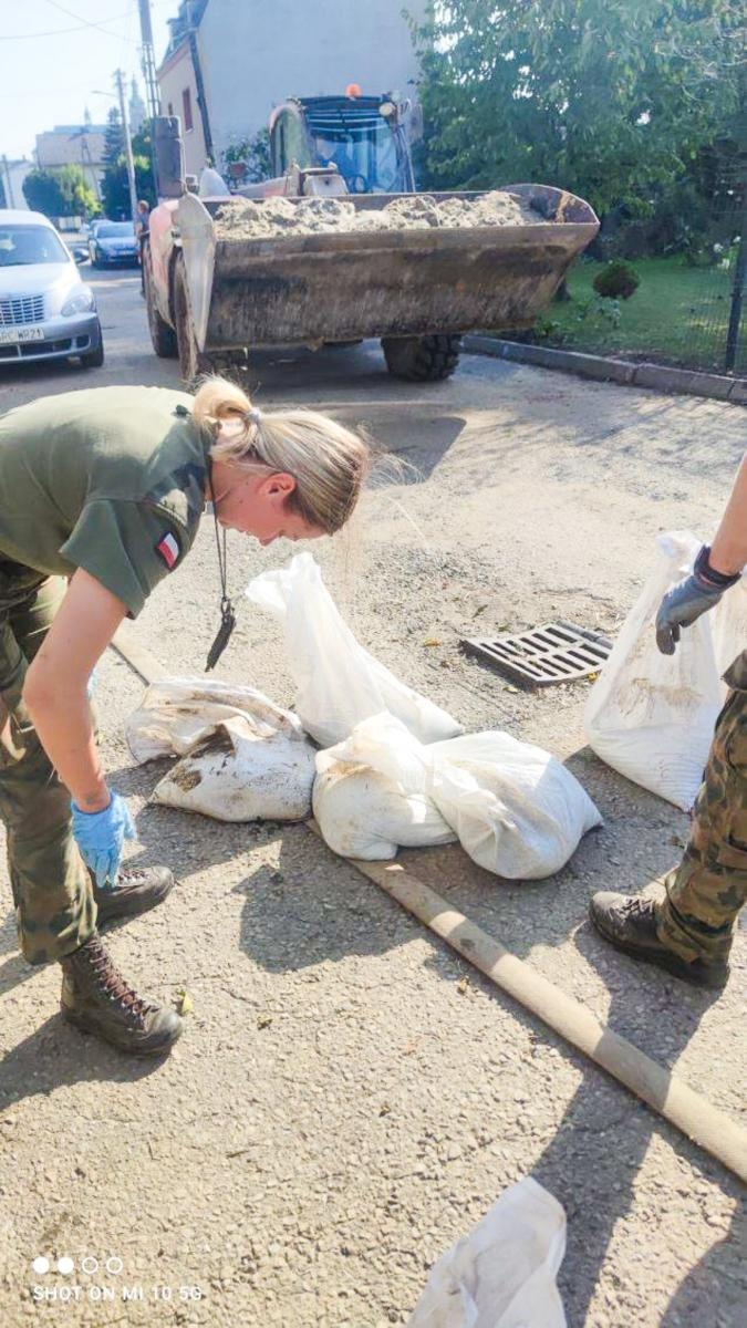 Zdjęcie w galerii na portalu naszraciborz.pl: Armia spisała się na medal. Żołnierze podwinęli rękawy i usuwali skutki wezbrania wiadomości z regionu