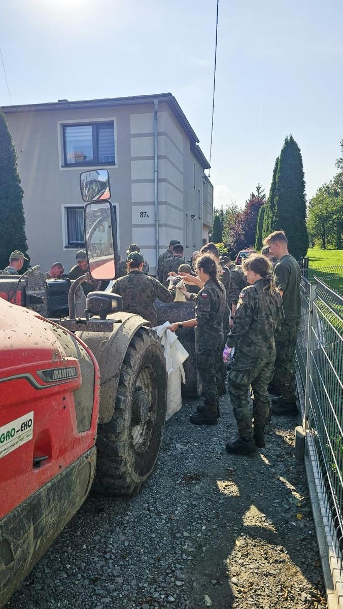 Zdjęcie w galerii na portalu naszraciborz.pl: Armia spisała się na medal. Żołnierze podwinęli rękawy i usuwali skutki wezbrania wiadomości z regionu
