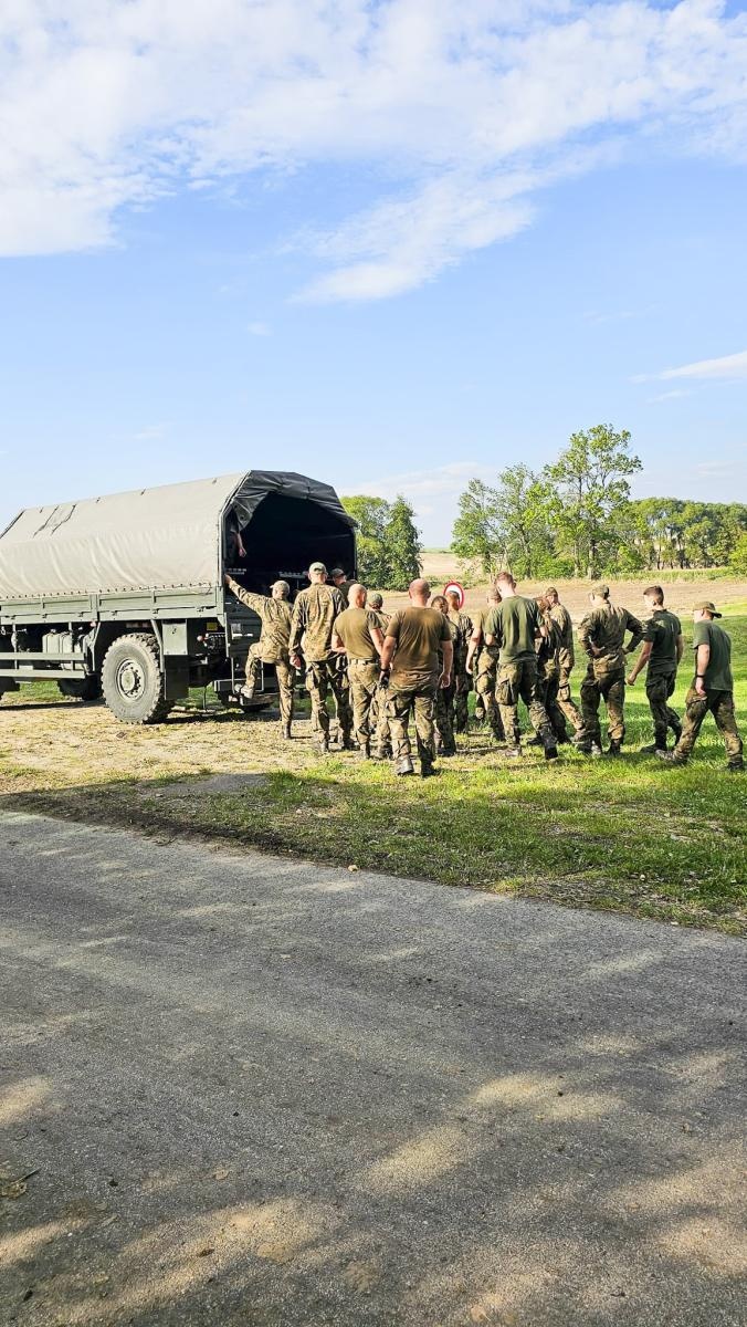 Zdjęcie w galerii na portalu naszraciborz.pl: Armia spisała się na medal. Żołnierze podwinęli rękawy i usuwali skutki wezbrania wiadomości z regionu
