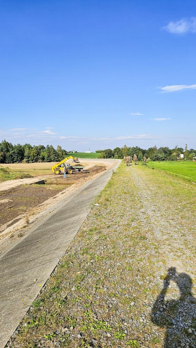 Zdjęcie w galerii na portalu naszraciborz.pl: Armia spisała się na medal. Żołnierze podwinęli rękawy i usuwali skutki wezbrania wiadomości z regionu