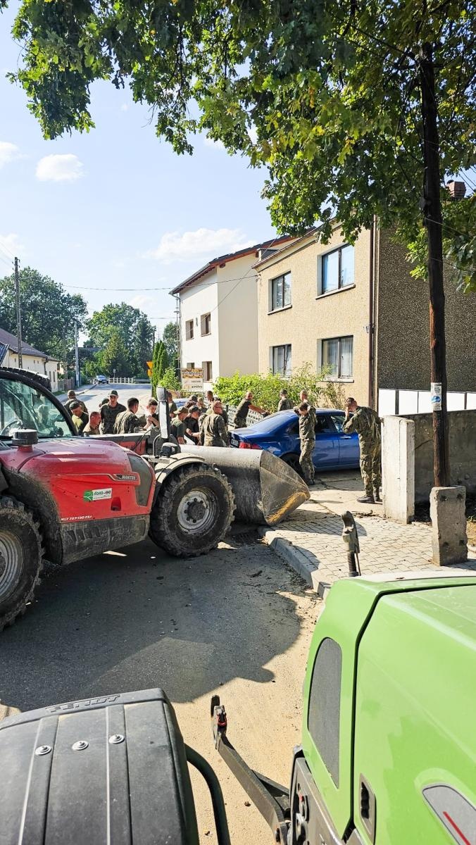 Zdjęcie w galerii na portalu naszraciborz.pl: Armia spisała się na medal. Żołnierze podwinęli rękawy i usuwali skutki wezbrania wiadomości z regionu