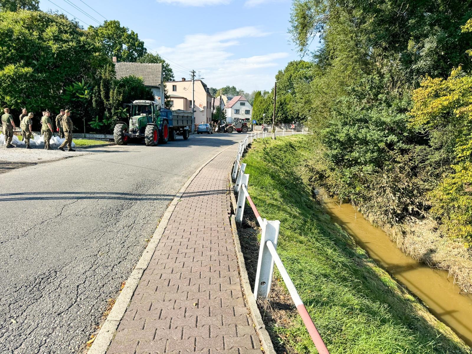 Zdjęcie w galerii na portalu naszraciborz.pl: Armia spisała się na medal. Żołnierze podwinęli rękawy i usuwali skutki wezbrania wiadomości z regionu