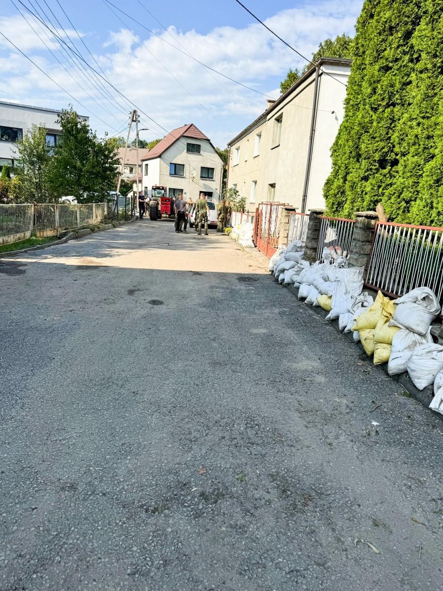 Zdjęcie w galerii na portalu naszraciborz.pl: Armia spisała się na medal. Żołnierze podwinęli rękawy i usuwali skutki wezbrania wiadomości z regionu