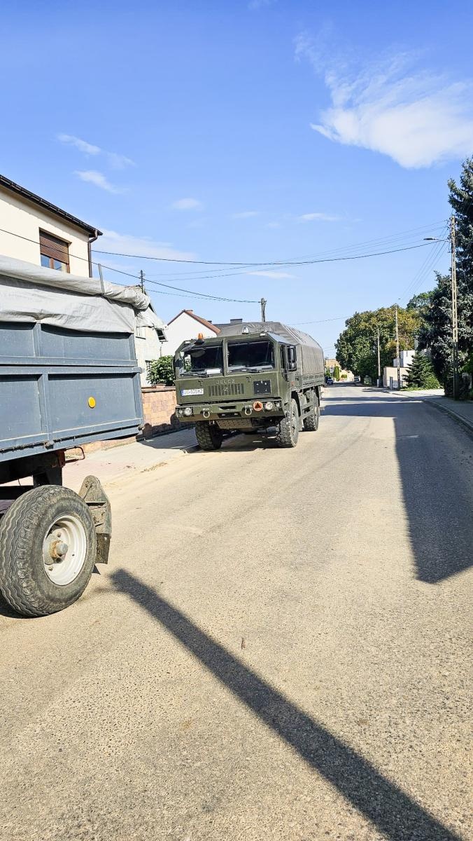 Zdjęcie w galerii na portalu naszraciborz.pl: Armia spisała się na medal. Żołnierze podwinęli rękawy i usuwali skutki wezbrania wiadomości z regionu