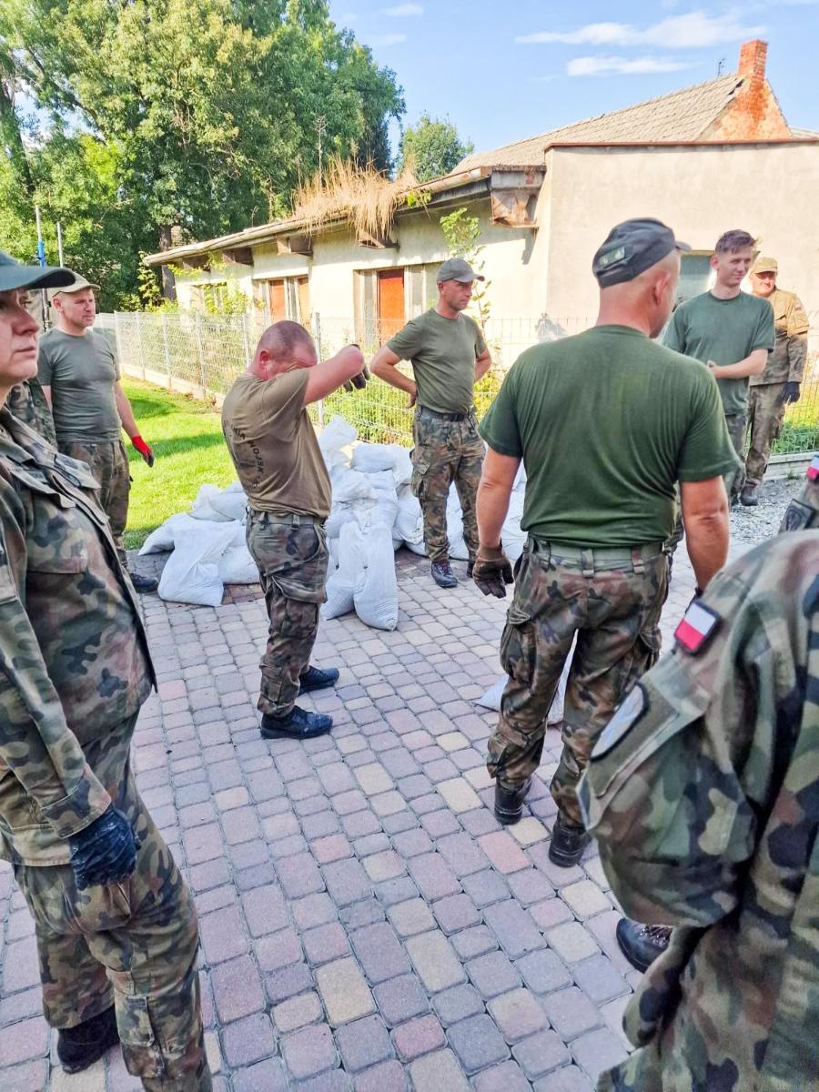 Zdjęcie w galerii na portalu naszraciborz.pl: Armia spisała się na medal. Żołnierze podwinęli rękawy i usuwali skutki wezbrania wiadomości z regionu