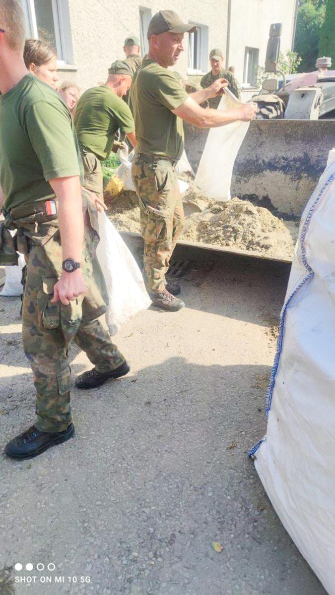 Zdjęcie w galerii na portalu naszraciborz.pl: Armia spisała się na medal. Żołnierze podwinęli rękawy i usuwali skutki wezbrania wiadomości z regionu