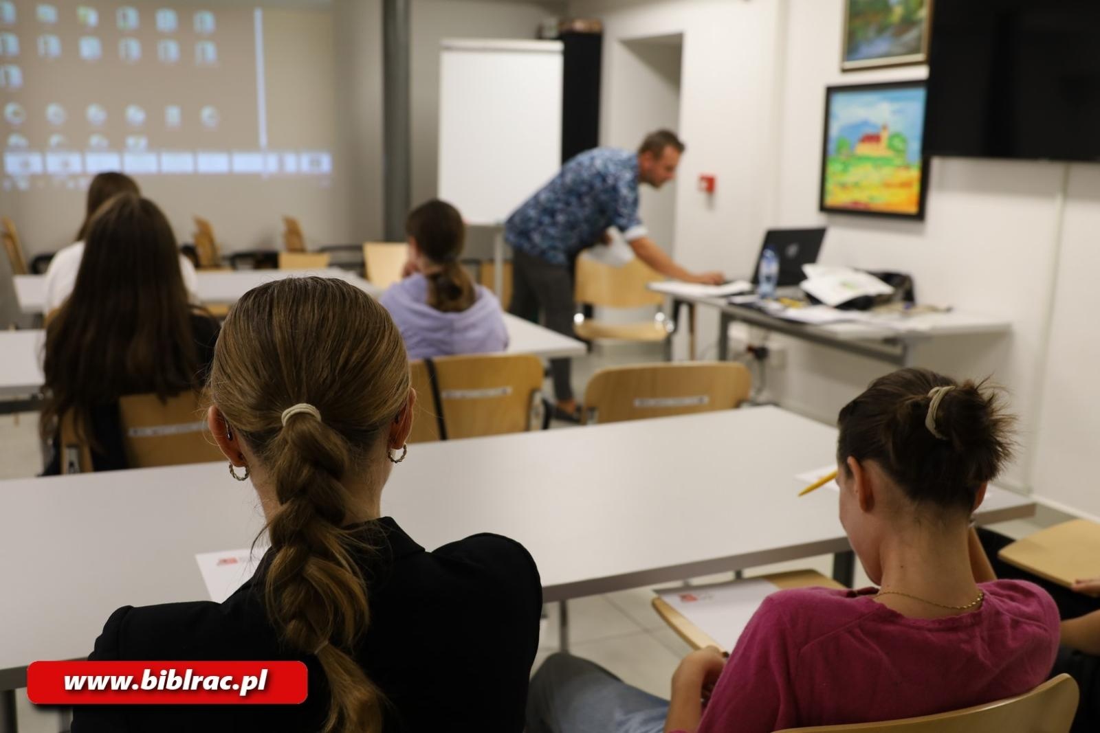 Zdjęcie w galerii na portalu naszraciborz.pl: Projekt #młodzieżczyta: mądre głowy w bibliotece wiadomości z regionu