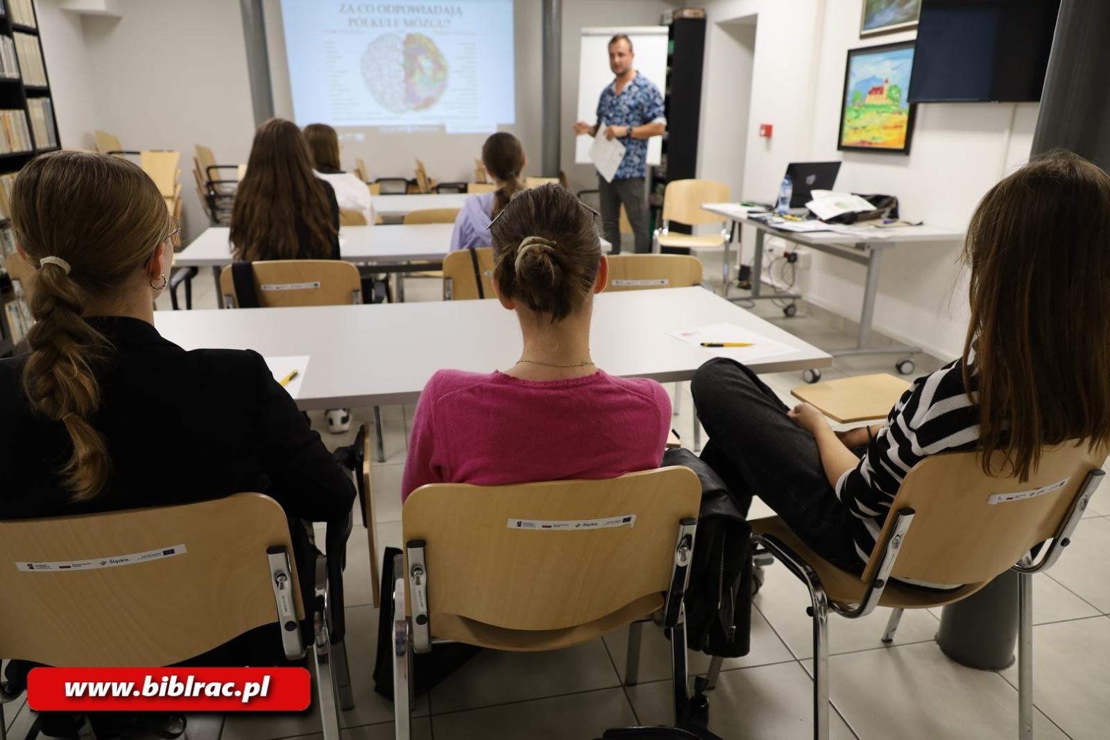 Zdjęcie w galerii na portalu naszraciborz.pl: Projekt #młodzieżczyta: mądre głowy w bibliotece wiadomości z regionu