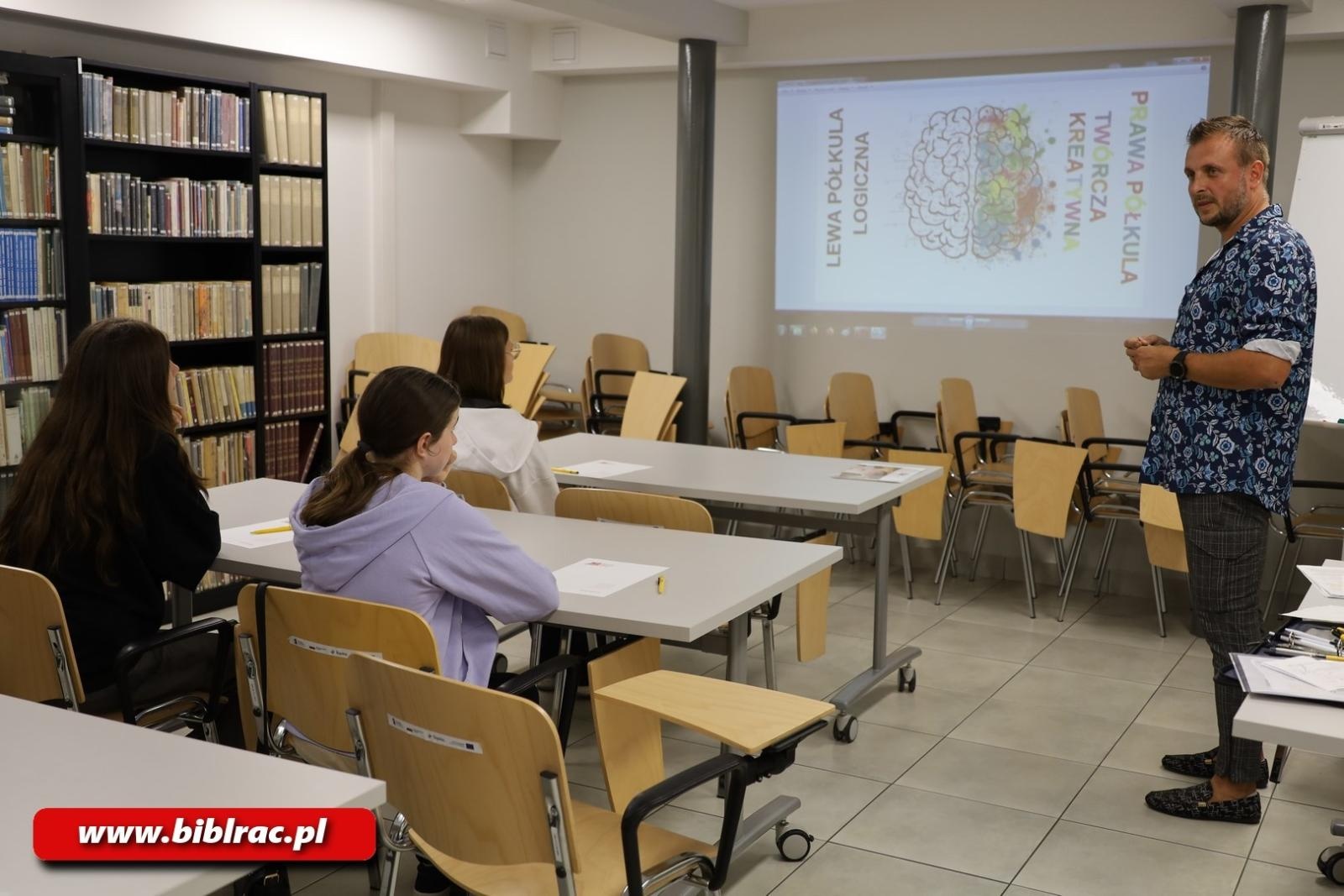 Zdjęcie w galerii na portalu naszraciborz.pl: Projekt #młodzieżczyta: mądre głowy w bibliotece wiadomości z regionu