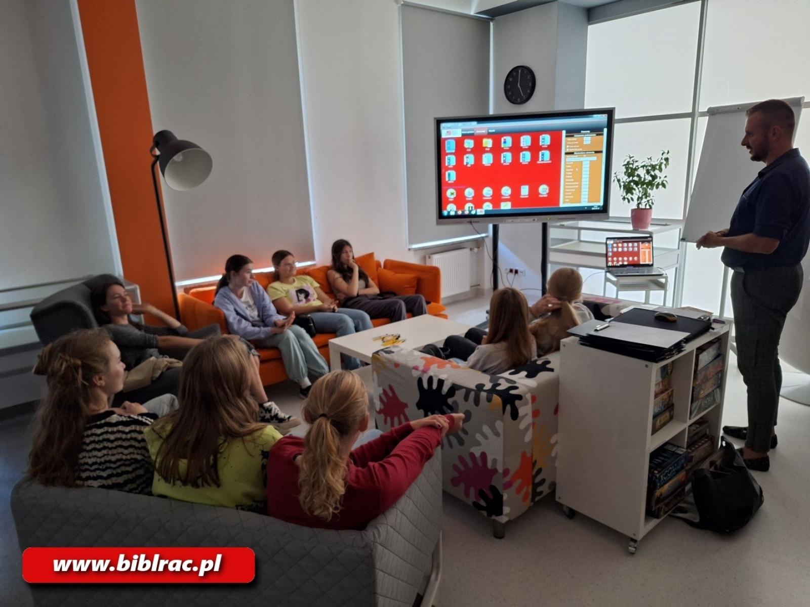 Zdjęcie w galerii na portalu naszraciborz.pl: Projekt #młodzieżczyta: mądre głowy w bibliotece wiadomości z regionu