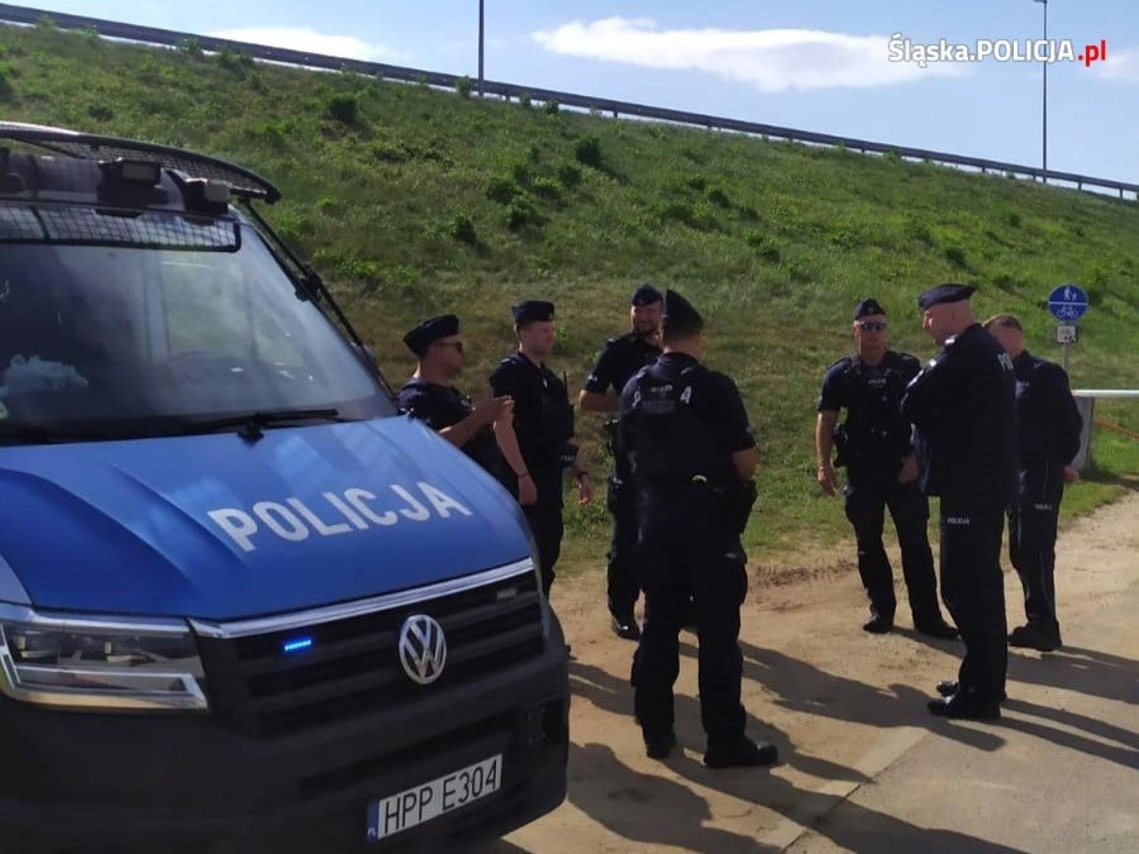 Zdjęcie w galerii na portalu naszraciborz.pl: Policjanci chronią zbiornik Racibórz. Odwiedził ich zastępca komendanta wojewódzkiego wiadomości z regionu