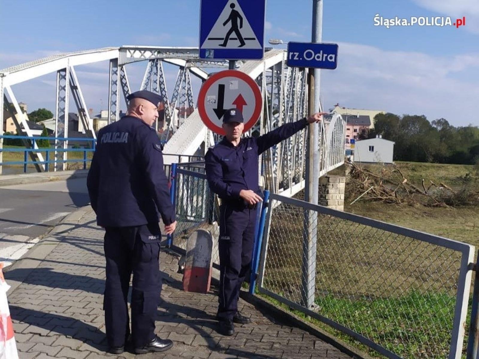 Zdjęcie w galerii na portalu naszraciborz.pl: Policjanci chronią zbiornik Racibórz. Odwiedził ich zastępca komendanta wojewódzkiego wiadomości z regionu