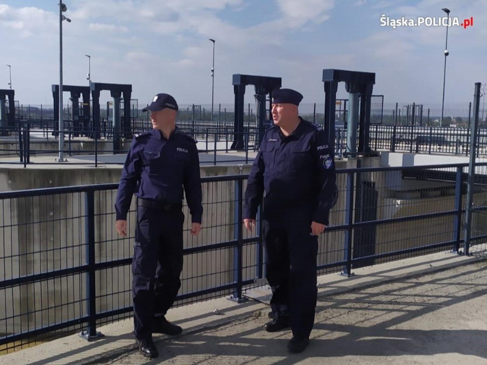 Zdjęcie w galerii na portalu naszraciborz.pl: Policjanci chronią zbiornik Racibórz. Odwiedził ich zastępca komendanta wojewódzkiego wiadomości z regionu