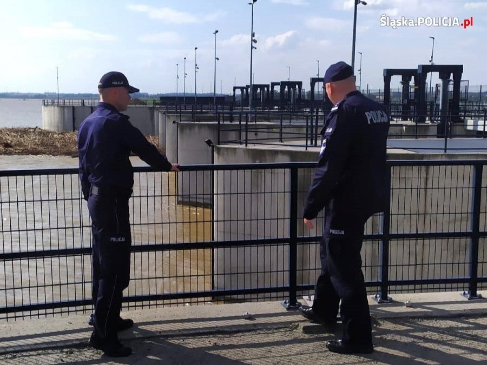 Zdjęcie w galerii na portalu naszraciborz.pl: Policjanci chronią zbiornik Racibórz. Odwiedził ich zastępca komendanta wojewódzkiego wiadomości z regionu
