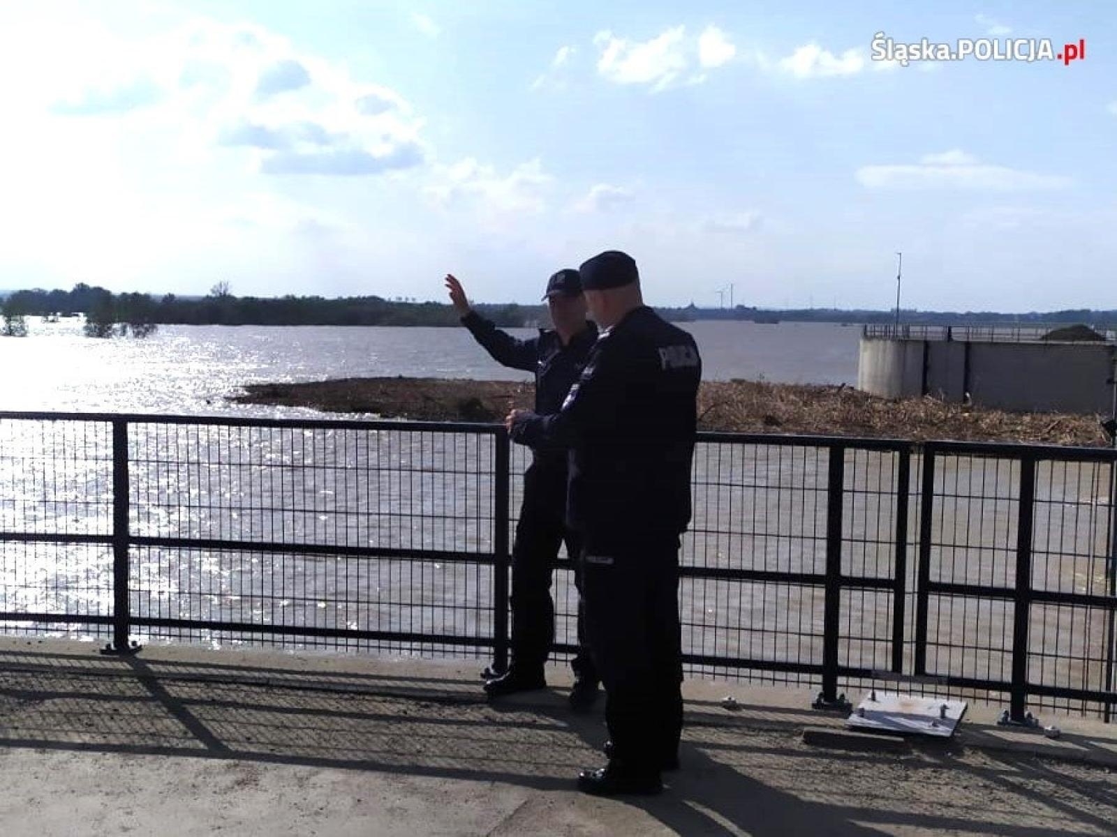 Zdjęcie w galerii na portalu naszraciborz.pl: Policjanci chronią zbiornik Racibórz. Odwiedził ich zastępca komendanta wojewódzkiego wiadomości z regionu