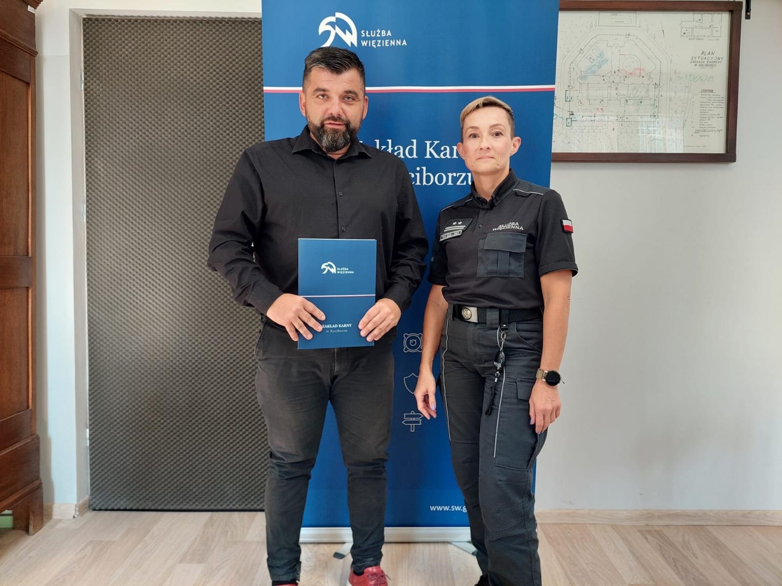 Zdjęcie w galerii na portalu naszraciborz.pl: Więźniowie pomogą w usuwaniu skutków powodzi. Porozumienie między Zakładem Karnym a Gminą Kuźnia Raciborska wiadomości z regionu