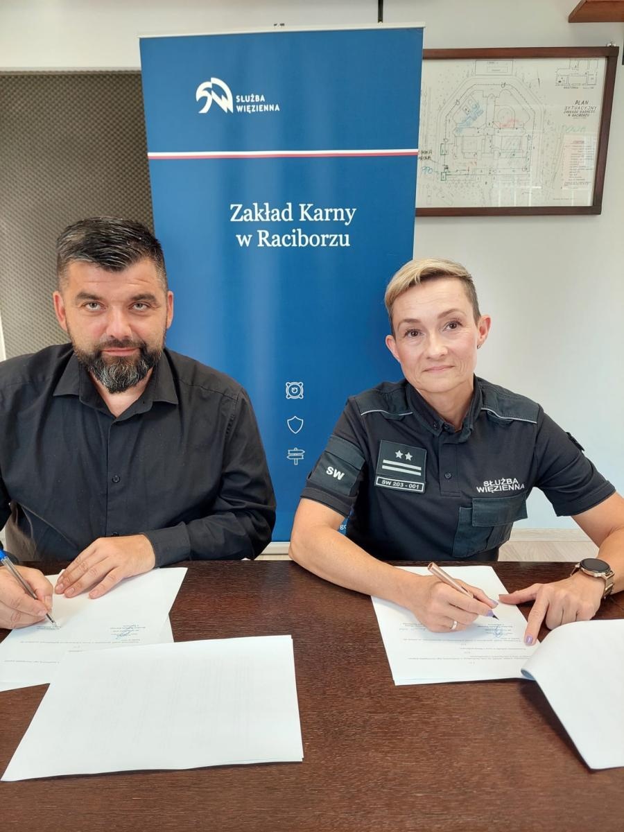 Zdjęcie w galerii na portalu naszraciborz.pl: Więźniowie pomogą w usuwaniu skutków powodzi. Porozumienie między Zakładem Karnym a Gminą Kuźnia Raciborska wiadomości z regionu