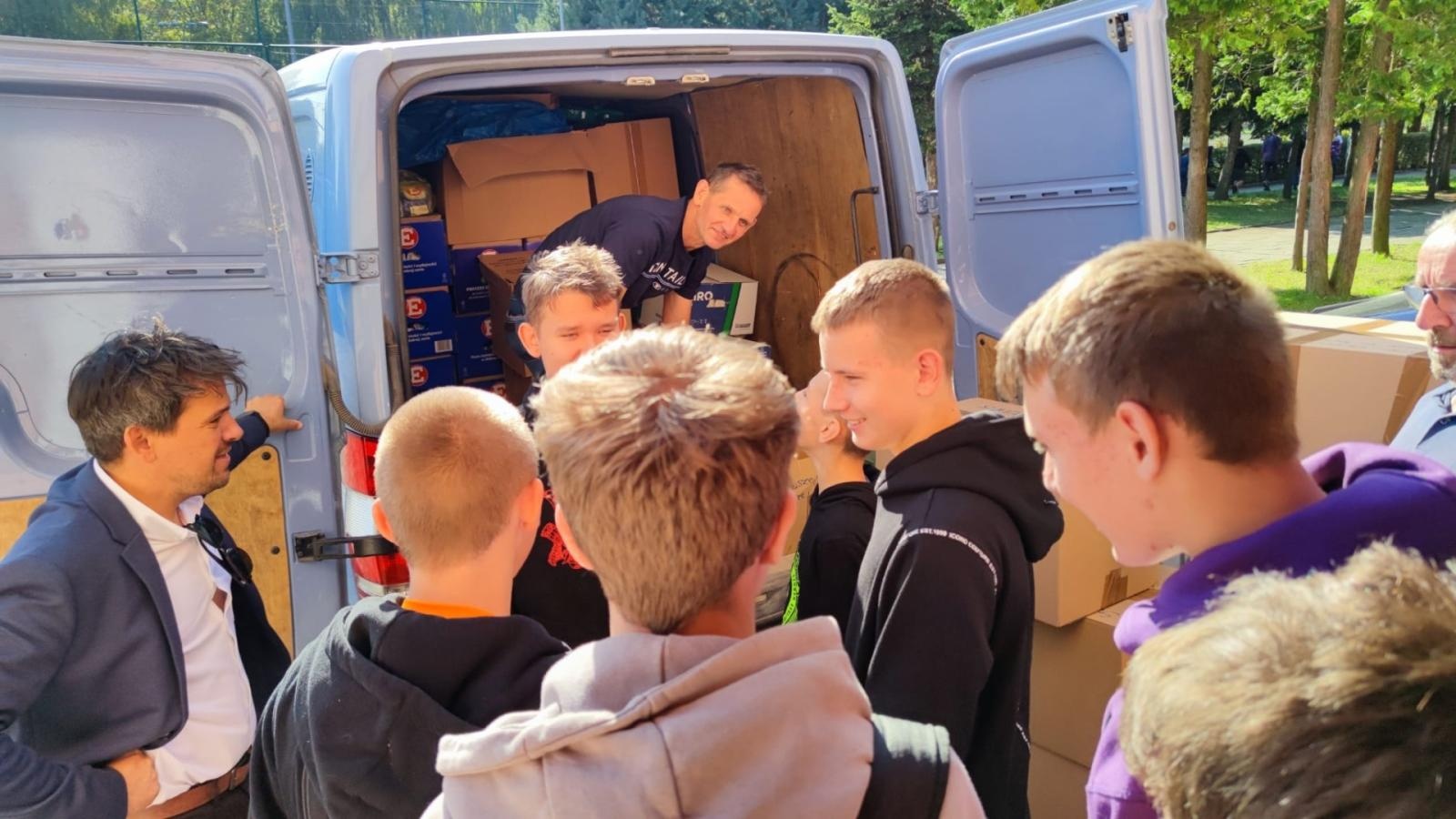 Zdjęcie w galerii na portalu naszraciborz.pl: Pierwsze dary dla powodzian wyruszą do poszkodowanych miast wiadomości z regionu