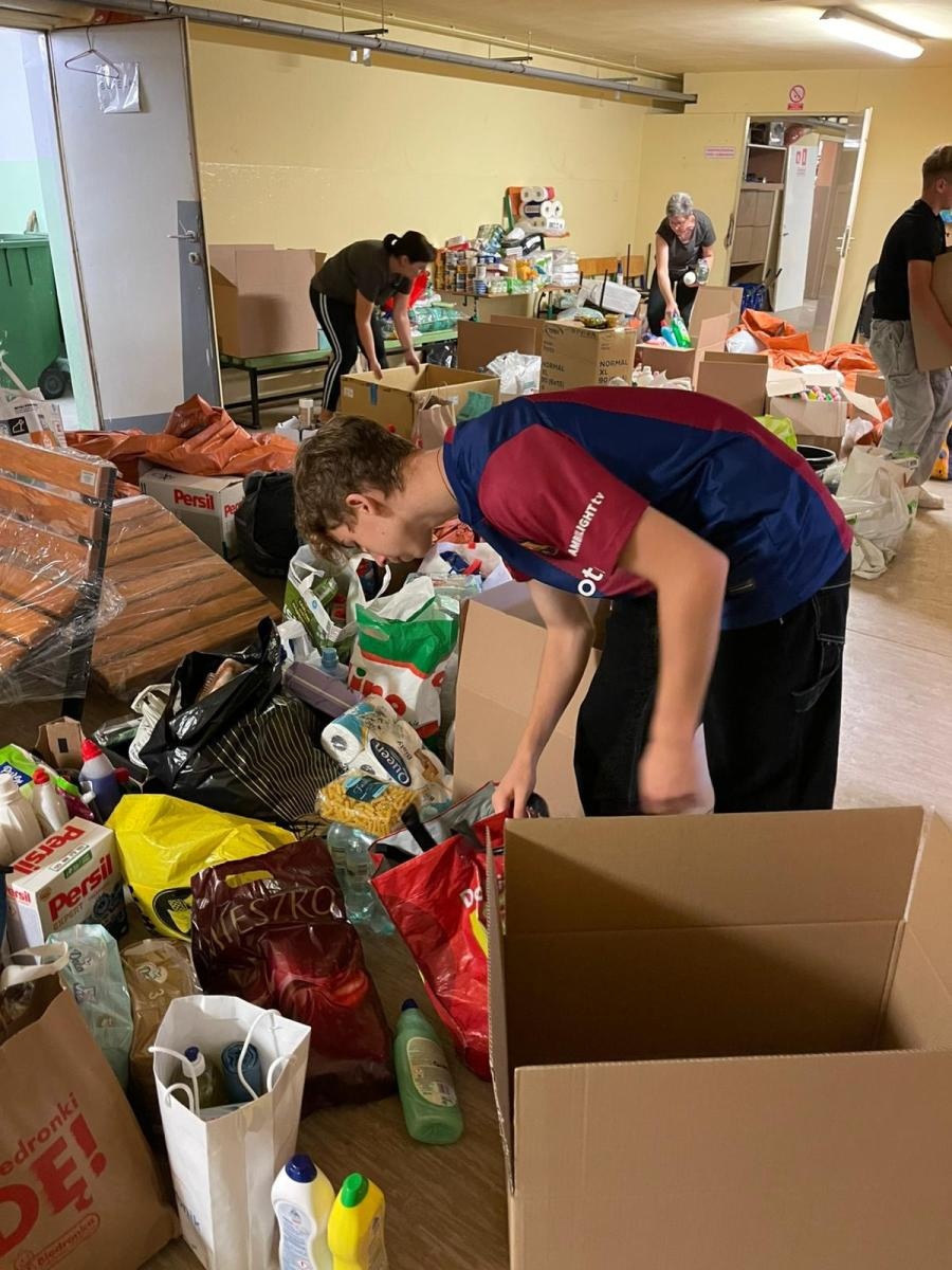 Zdjęcie w galerii na portalu naszraciborz.pl: Raciborska 15-tka stała się centrum pomocy powodzianom wiadomości z regionu