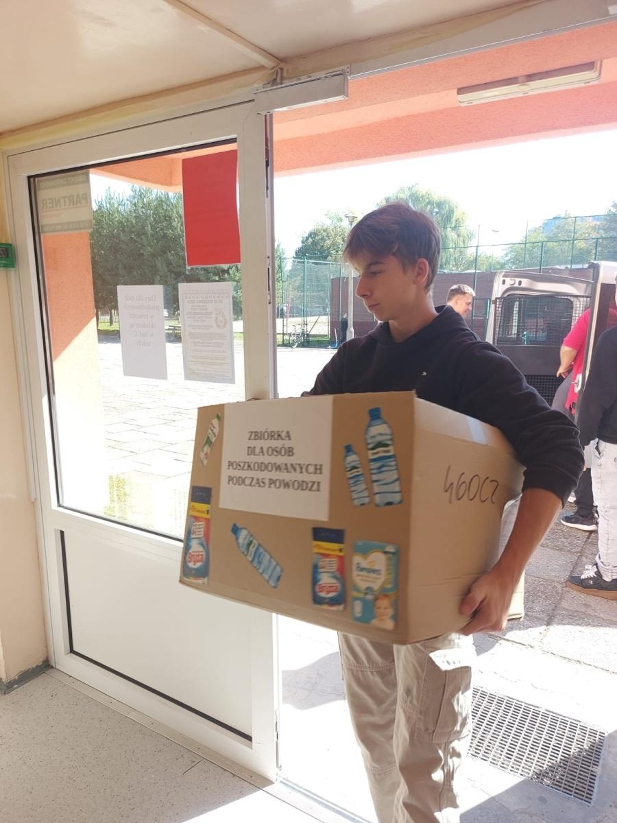 Zdjęcie w galerii na portalu naszraciborz.pl: Raciborska 15-tka stała się centrum pomocy powodzianom wiadomości z regionu