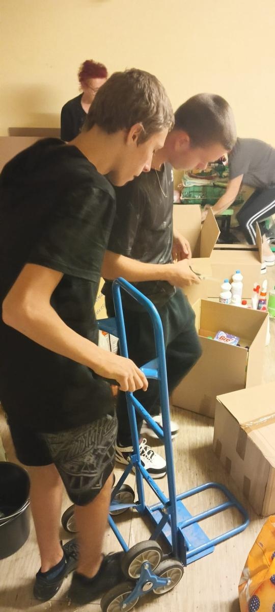 Zdjęcie w galerii na portalu naszraciborz.pl: Raciborska 15-tka stała się centrum pomocy powodzianom wiadomości z regionu