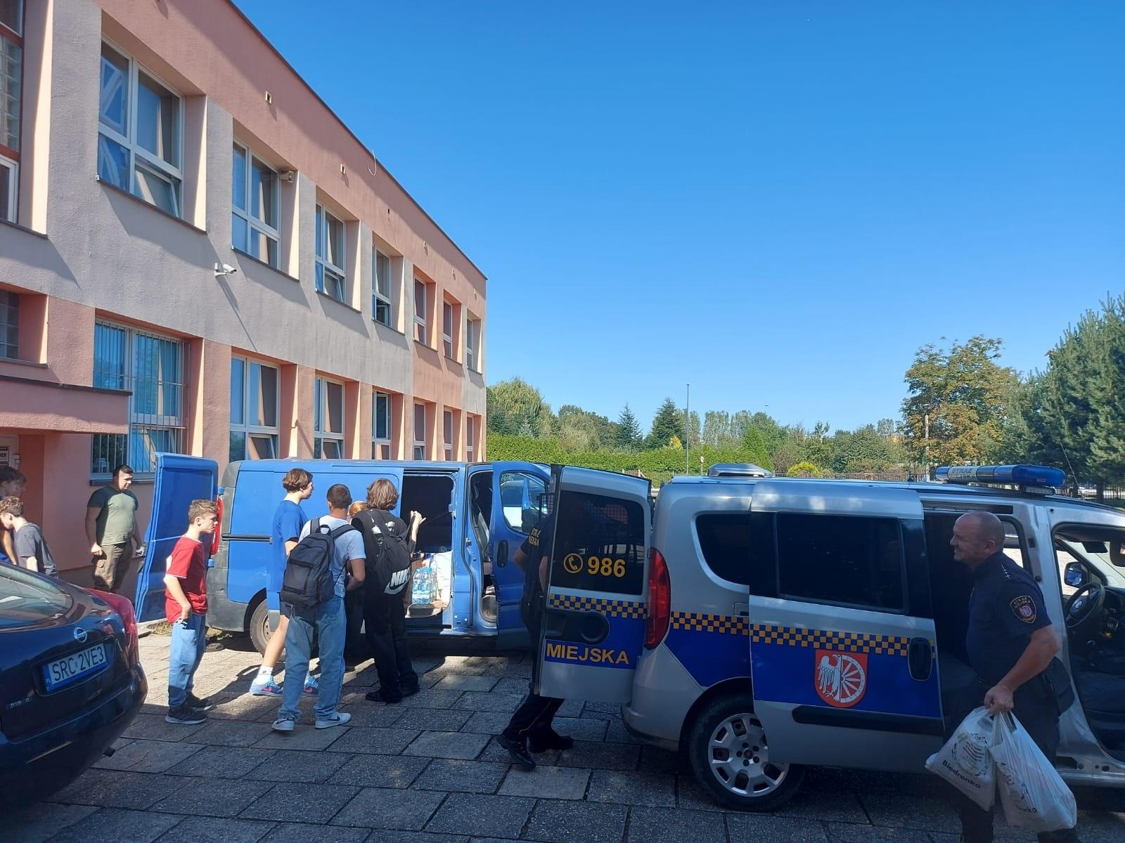 Zdjęcie w galerii na portalu naszraciborz.pl: Raciborska 15-tka stała się centrum pomocy powodzianom wiadomości z regionu