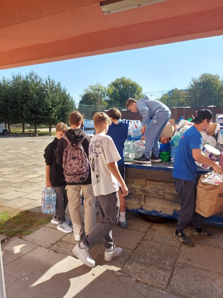 Zdjęcie w galerii na portalu naszraciborz.pl: Raciborska 15-tka stała się centrum pomocy powodzianom wiadomości z regionu