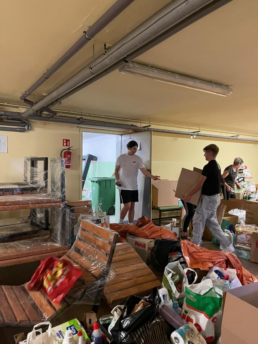 Zdjęcie w galerii na portalu naszraciborz.pl: Raciborska 15-tka stała się centrum pomocy powodzianom wiadomości z regionu