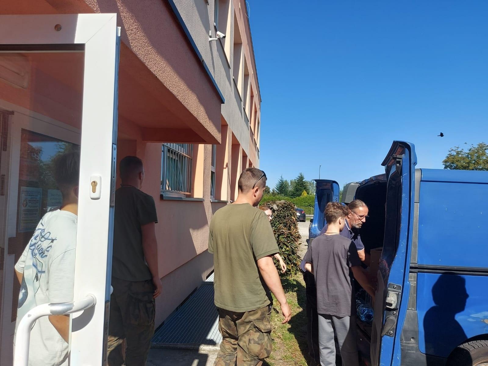 Zdjęcie w galerii na portalu naszraciborz.pl: Raciborska 15-tka stała się centrum pomocy powodzianom wiadomości z regionu