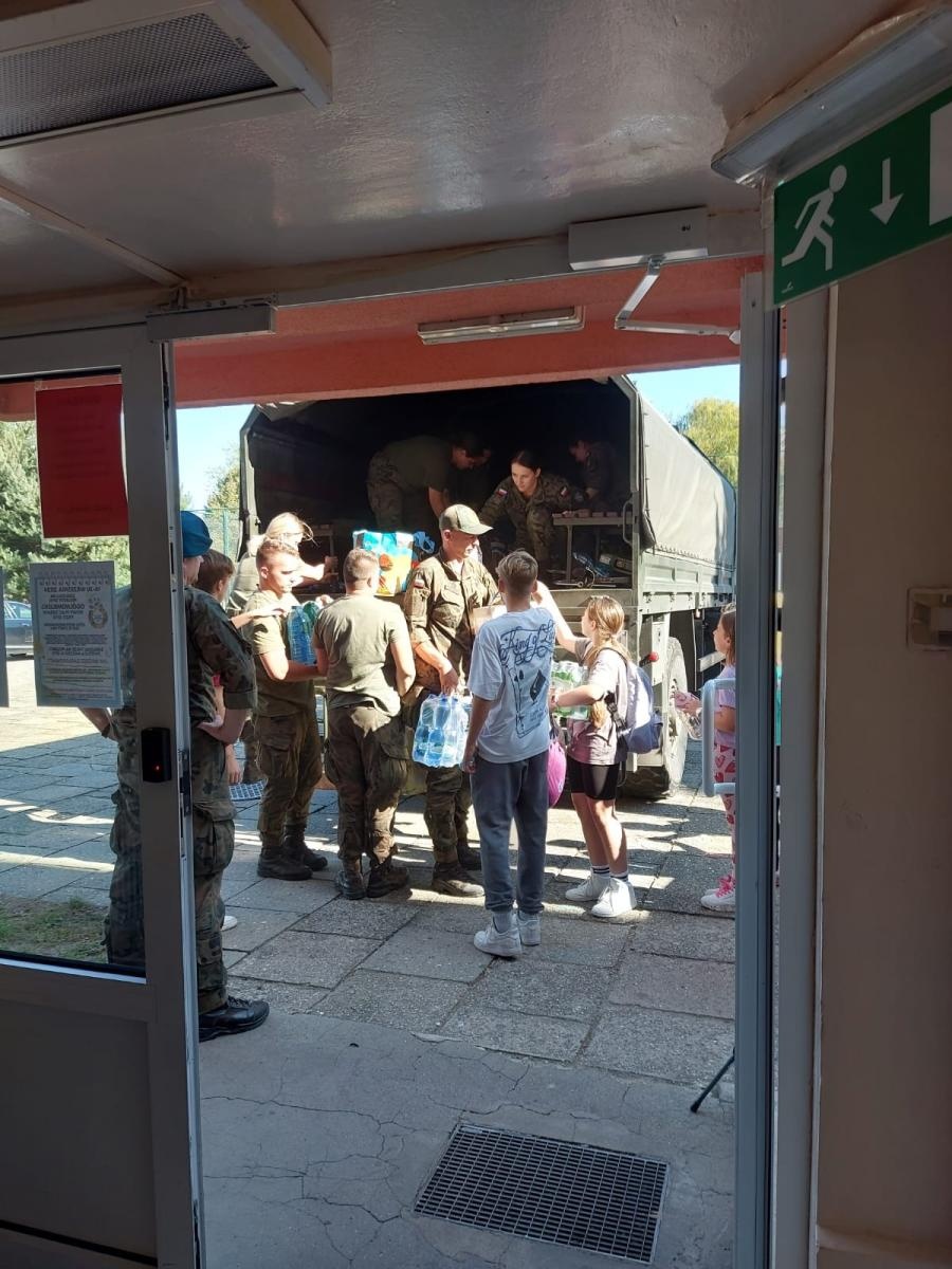 Zdjęcie w galerii na portalu naszraciborz.pl: Raciborska 15-tka stała się centrum pomocy powodzianom wiadomości z regionu