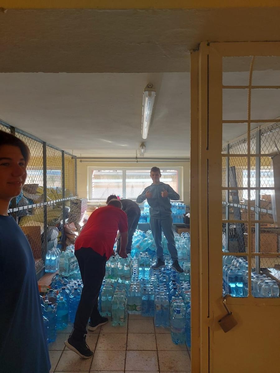 Zdjęcie w galerii na portalu naszraciborz.pl: Raciborska 15-tka stała się centrum pomocy powodzianom wiadomości z regionu