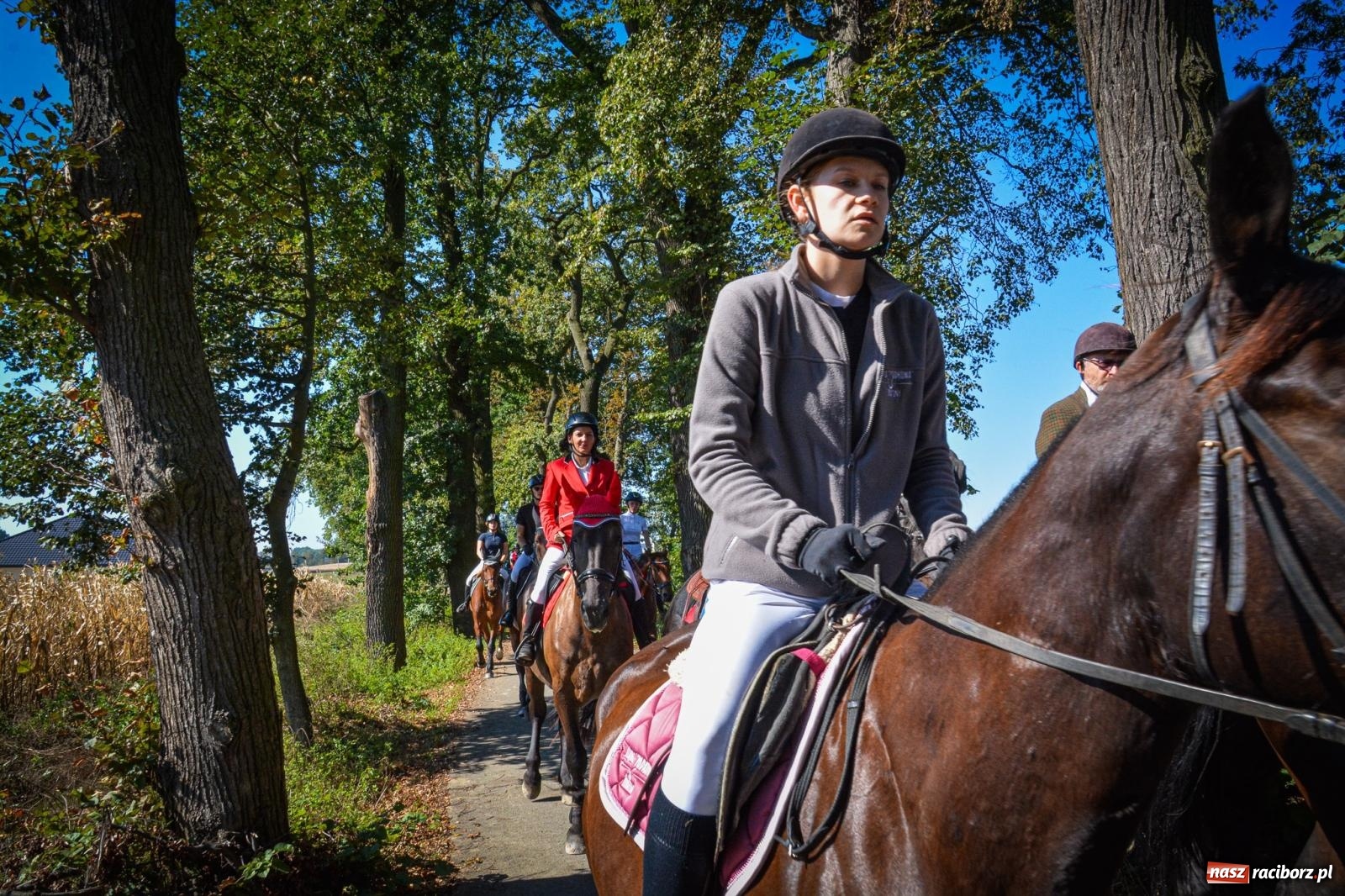 Zdjęcie w galerii na portalu naszraciborz.pl: Słoneczny Hubertus w Żerdzinach. Lisią kitę zerwał Jakub Niedbała wiadomości z regionu