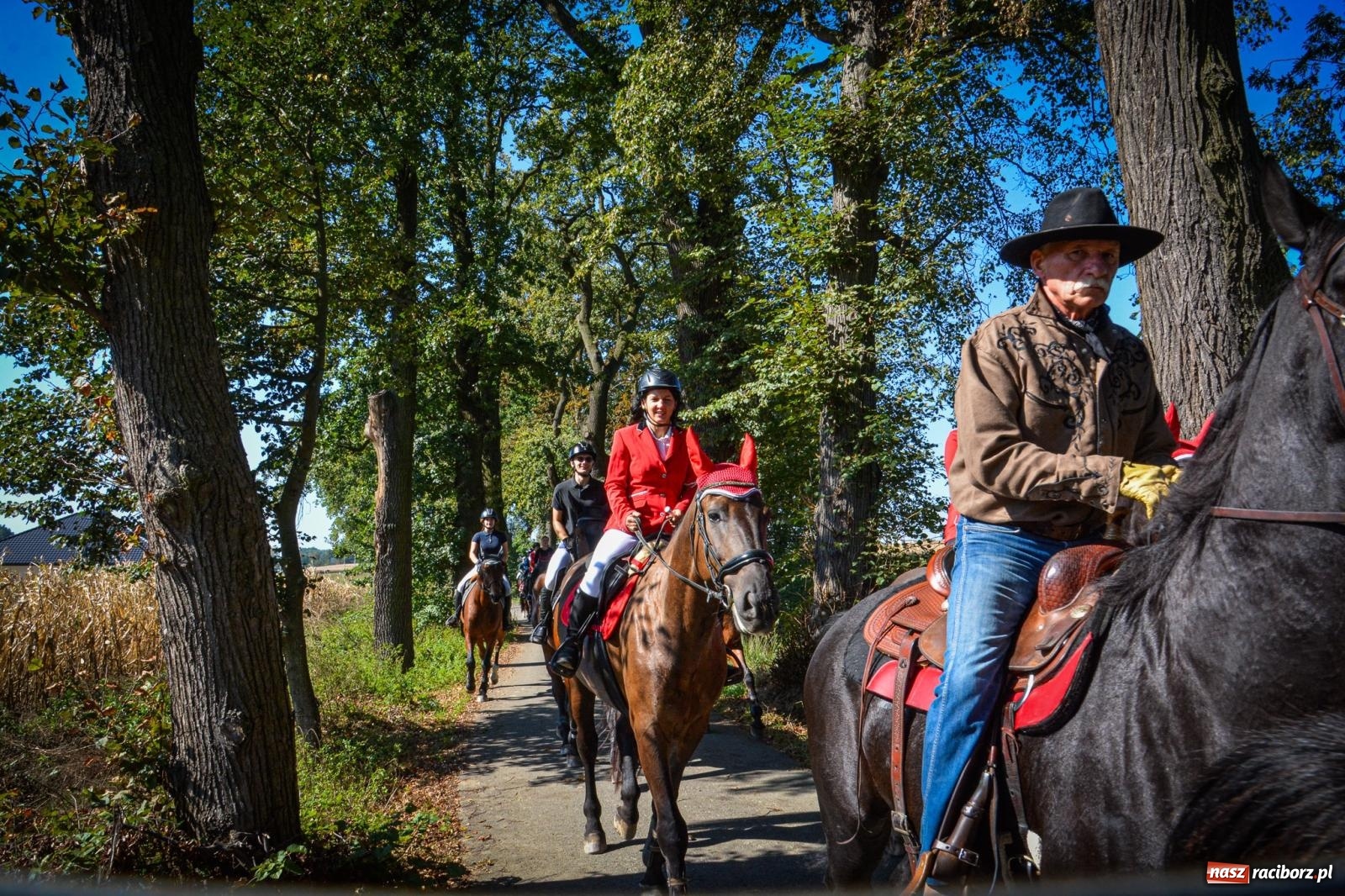 Zdjęcie w galerii na portalu naszraciborz.pl: Słoneczny Hubertus w Żerdzinach. Lisią kitę zerwał Jakub Niedbała wiadomości z regionu