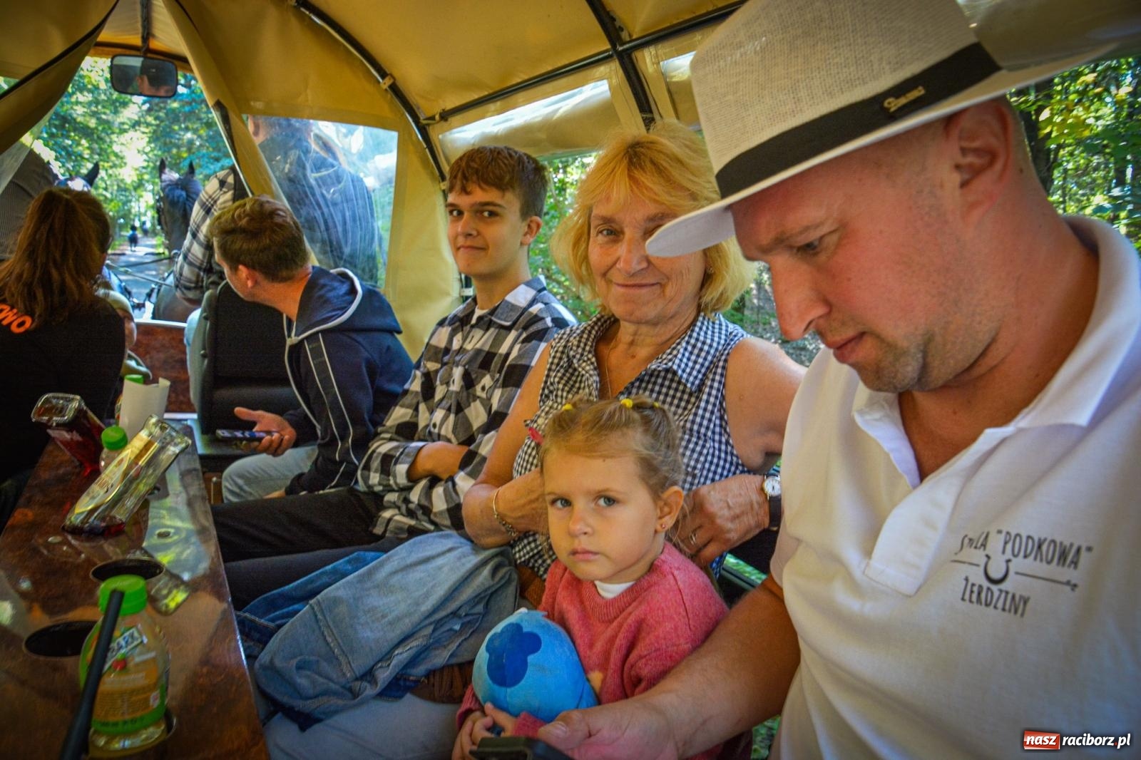 Zdjęcie w galerii na portalu naszraciborz.pl: Słoneczny Hubertus w Żerdzinach. Lisią kitę zerwał Jakub Niedbała wiadomości z regionu